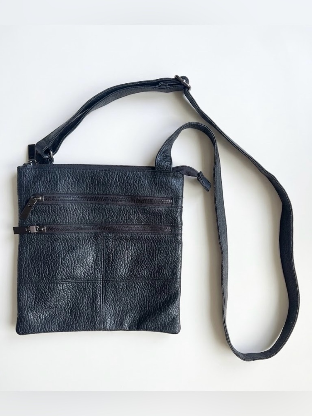 Jaclyn Smith Black Pebbled Look Crossbody